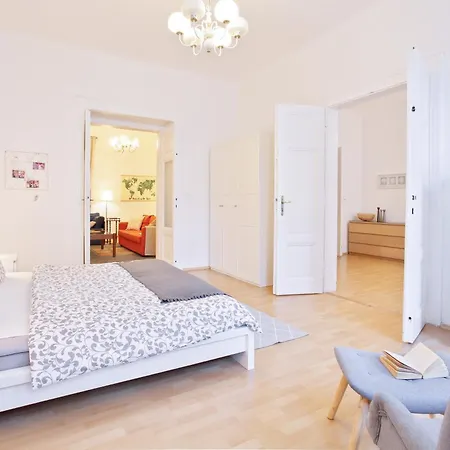 Beautiful And Spacious Wenceslas Square Apartment *