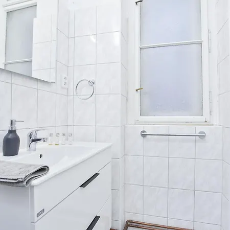 Beautiful And Spacious Wenceslas Square Apartment *