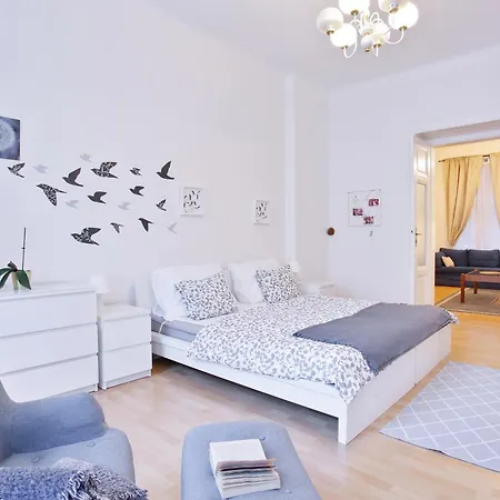 Beautiful And Spacious Wenceslas Square Apartment